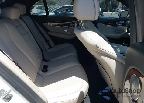 2017 Mercedes-Benz E 300 z USA, uszkodzony, nr VIN WDDZF4JB2HA008108